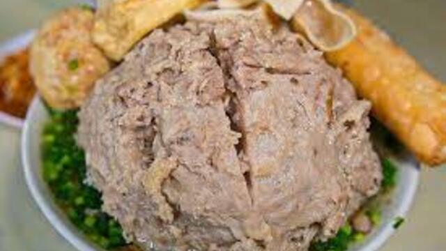 Menikmati Bakso Beranak Super Besar yang Viral di Medan